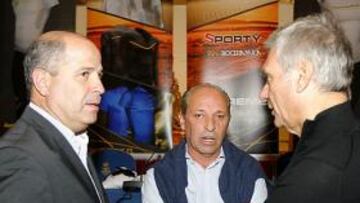 <b>EN EL RITZ. </b>Imbroda, Chueca y Los Tricicle, ayer en la presentación.