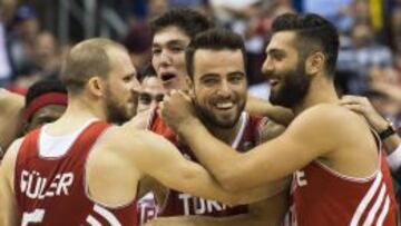 EUFÓRICOS. Mahmutoglu, abrazado por Guler, Osman y Koksal, celebra el triunfo ante Italia.