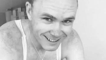 Chris Froome sonríe mientras pedalea en bicicleta.