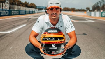 Carlos Sainz luce un casco especial en el GP de España de F1 2020.