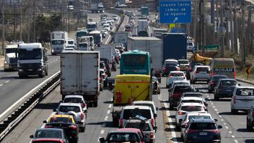 Santiago 16 septiembre 2021.
Alta congestion de vehiculos en la ruta 68 por feriados de fiestas patrias.
Javier Salvo/Aton Chile