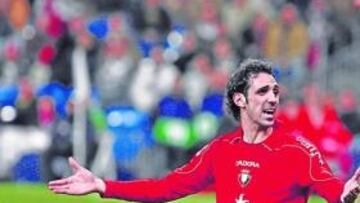 <b>QUEJA. </b>Juanfran se lamenta de que Burrull no pitara penalti.