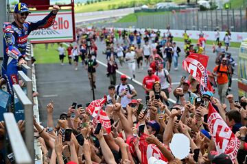 Francesco Bagnaia celebra con sus aficionados, su victoria en el GP de Italia en el circuito de Mugello.