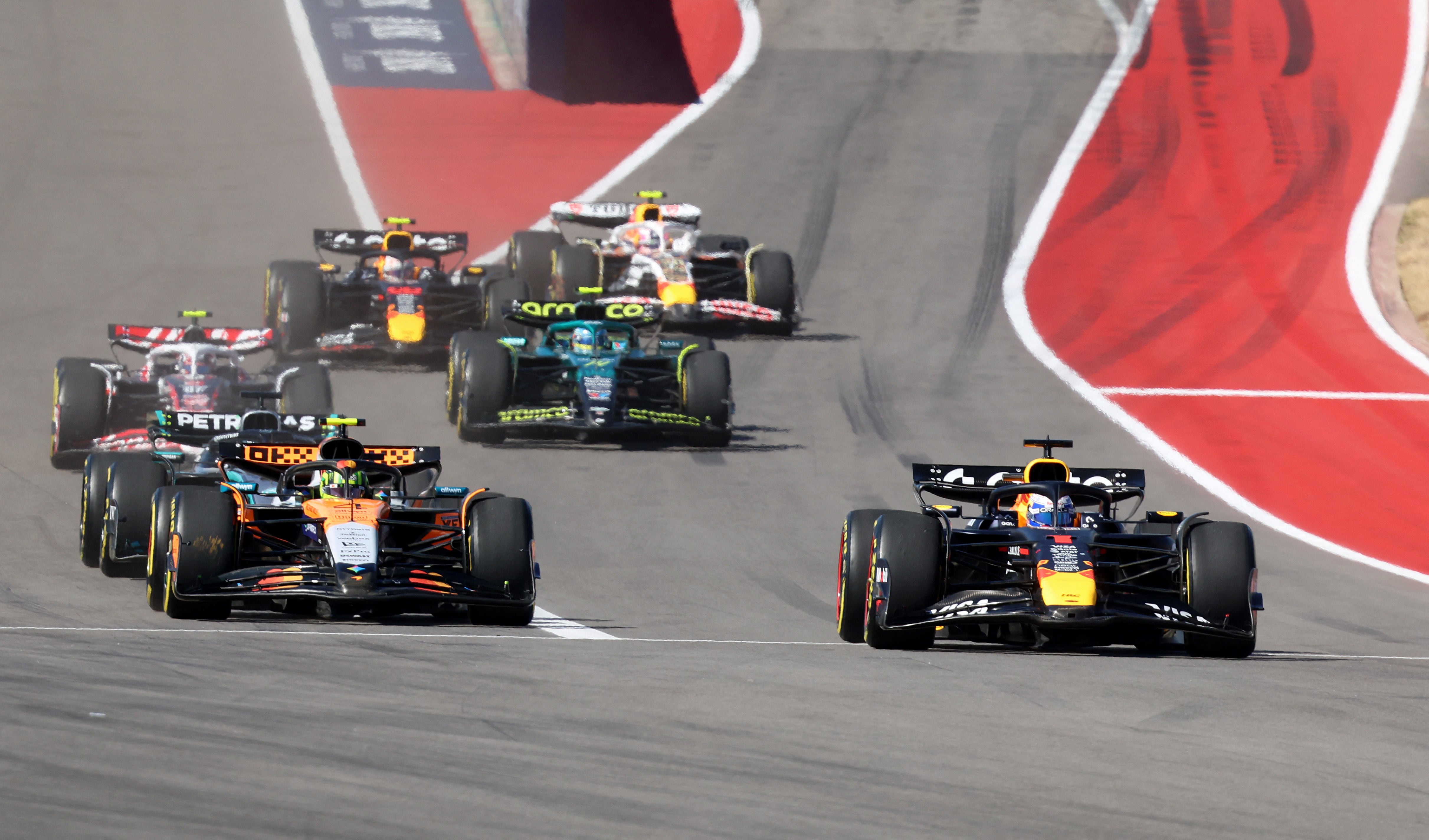Formula One F1 - United States Grand Prix - Circuit of the Americas, Austin, Texas, U.S. - October 19, 2025 Red Bull's Max Verstappen and McLaren's Lando Norris in action at the start of the race REUTERS/Evelyn Hockstein