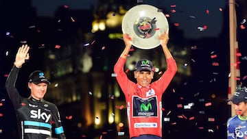 Nairo Quintana celebra en el primer lugar del podio de la Vuelta a España.