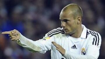 El centrocampista del Real Madrid Wesley Sneijder comentó que se siente "bien", sobre todo tras el partido de la pasada jornada ante el Athletic Club, pero admitió que "todavía es pronto" para decir que ha vuelto al cien por cien, a la vez que se mostró confiado en la remontada liguera.