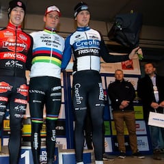 Van der Poel sigue con su dominio apabullante en el barro