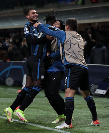 El delantero colombiano anotó un gol y realizó una asistencia en el empate 2-2 de Atalanta frente al Manchester United en Champions League.