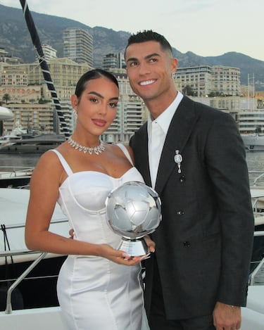Cristiano tendrá un trofeo más en su extensa britina tras recibir de manos de Aleksander Ceferin, presidente de la UEFA, el trofeo que le reconoce como el mejor goleador de la Champions League. El evento se celebró en Mónaco y la pareja no dudo de disfrutar los días durante su estancia. "Feliz por estar junto a él en este día tan especial. Te mereces lo mejor del mundo mi amor. Te amamos", comentó la empresario en sus redes sociales.
