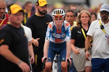El ciclista franc¨¦s Romain Bardet acude al podio tras ganar la primera etapa del Tour de Francia.
