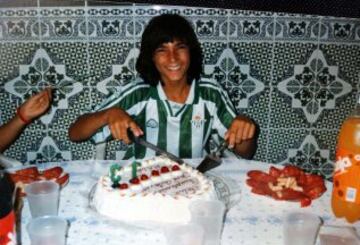 Uno de los grandes jugadores del Sevilla, José Antonio Reyes, con la camiseta del Betis en su infancia. 