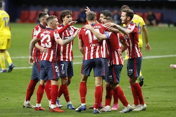 Los jugadores del Atlético celebran un gol al Cádiz.