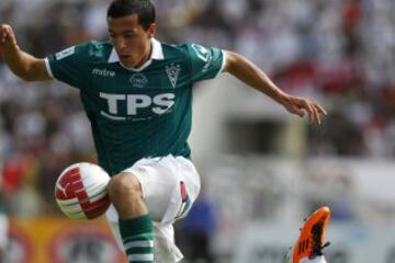 El atacante de la U surgió de las inferiores de Wanderers, donde debutó el año 2008.