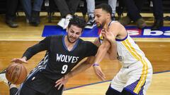 Ricky Rubio trata de superar la defensa de Stephen Curry.