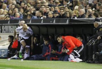 Gary Neville la lía con el cambio de Negredo