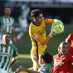 Aprobados y suspensos del Sevilla: Bono vuelve a ser el salvador