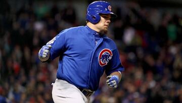 Kyle Schwarber est&aacute; convirti&eacute;ndose en leyenda en octubre.