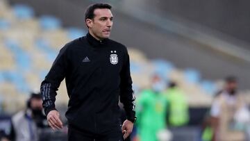 FILE PHOTO: Soccer Football - Copa America  2021 - Final - Brazil v Argentina - Estadio Maracana, Rio de Janeiro, Brazil - July 10, 2021 Argentina coach Lionel Scaloni during the match REUTERS/Amanda Perobelli/File Photo