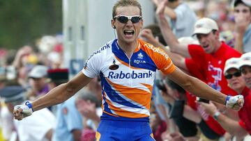 El ciclista Karsten Kroon celebra su victoria en la octava etapa del Tour de Francia 2002 con llegada a Plouay.