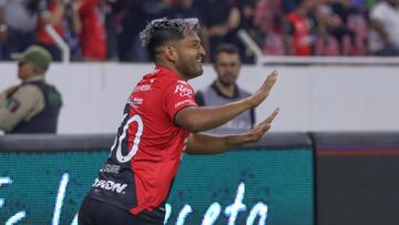 Eduardo Aguirre festeja su gol en contra de Cruz Azul.