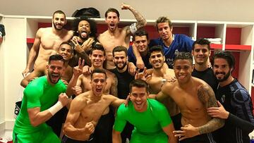La plantilla del Real Madrid celebra la victoria en Granada.