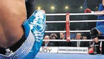 <b>NO PUDO CONTINUAR. </b>Valuev descansa en su rincón mientras McCline intenta levantarse. Su lesión en la rodilla se lo impidió.