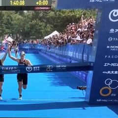 Descalifican a dos triatletas por entrar en meta de la mano y Miriam Casillas queda 13ª