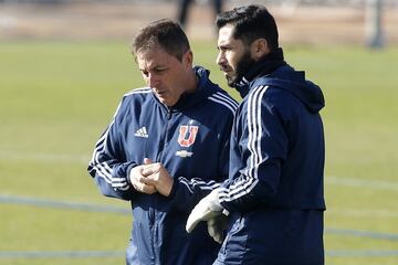 Hinchas de Universidad de Chile realizan el tradicional Banderazo previo al Superclásico. En la fotografía el Entrenador Frank Dario Kudelka junto a Johnny Herrera.