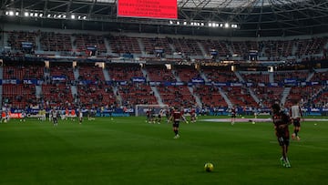 PAMPLONA, 21/02/2026.- Vista de un mensaje en la pantalla del estadio en la que se lee 'CA Osasuna está en contra del racismo, la xenofobia y la violencia en el deporte' mientras los jugadores del Osasuna calientan previo al partido de la jornada 25 de LaLiga EA Sports que disputan el CA Osasuna y el Real Madrid este sábado, en el estadio El SADAR de Pamplona. EFE/ Villar López