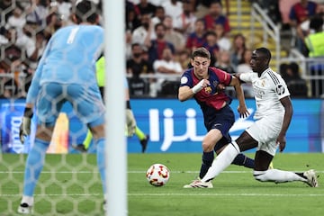 Gavi disputa un baln con Mendy