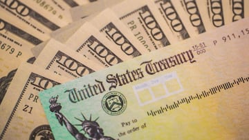 Millones de estadounidenses esperan que se apruebe un cuarto cheque de estímulo. ¿Podría llegar un nuevo pago tras la aparición de la variante ómicron?