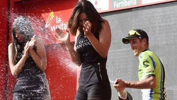 Podios de La Vuelta: sin besos y con asistentes masculinos