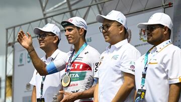 El ciclista español Manuel Peñalver posa tras su segundo puesto en la segunda etapa del Tour de Langkawi.