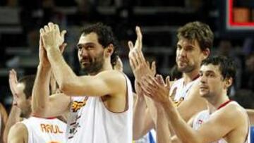 <b>HAN VUELTO. </b>Ricky, Garbajosa, Marc y Llull celebran el pase a cuartos tras un gran partido de España.