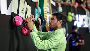 Carlos Alcaraz firma autógrafos tras vencer a Alex De Miñaur en el Open de Australia.