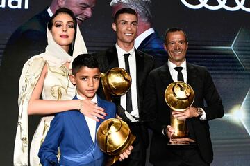 Georgina Rodríguez, Cristiano Jr, Cristiano Ronaldo con el trofeo Mejor Jugador del Año 2018 y Jorge Mendes con el trofeo Mejor Agente del Año 2018.