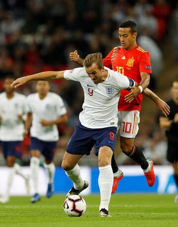 Harry Kane con Thiago Alcántara.