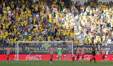 La afición del Cádiz celebra el temprano gol de Bongonda al Atlético de Madrid.