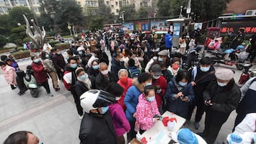 Residents queue to undergo nucleic acid tests for the Covid-19 coronavirus in Wuhan in China&#039;s central Hubei province on February 22, 2022. (Photo by AFP) / China OUT