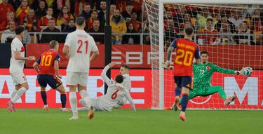 1-0. Centro raso de Marc Cucurella, Fabián Ruiz no llega a la pelota y Dani Olmo, controla para superar a Altay Bayindir de un punterazo.
