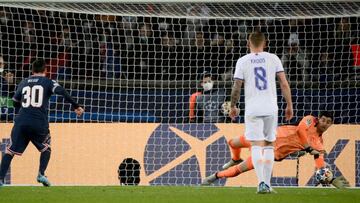 El penalti parado por Courtois a Messi en París.