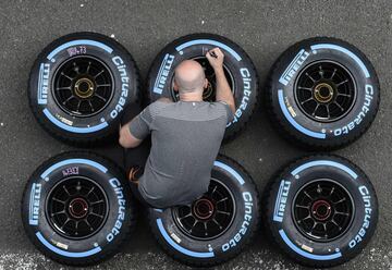 Un mécanico del equipo McLaren Honda escribe sobre las ruedas en el circuito de Spa-Francorchamps.