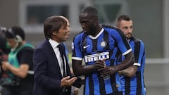 Italy Serie A - Inter Milan vs U.S. Lecce
 
 26 August 2019, Italy, Milan: Inter Milan manager Antonio Conte (L) gives directions to Romelu Lukaku during the Italian Serie A soccer match between Inter Milan and U.S. Lecce at the San Siro Stadium. Photo: J