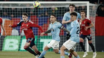 GRAF5442. PAMPLONA (ESPAÑA), 06/03/2023.- El centrocampista del Osasuna Aimar Oroz (i) durante una jugada con el defensa del Celta de Vigo Hugo Mallo (c) durante el partido de Liga en Primera División que CA Osasuna y Celta de Vigo disputan este lunes en el estadio de El Sadar, en Pamplona. EFE/Jesús Diges