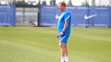 Koeman, en un entrenamiento del Bar&ccedil;a.