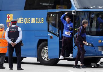 Llegada del autobús del FC Barcelona al hotel de concentración. En la foto, Leo Messi.