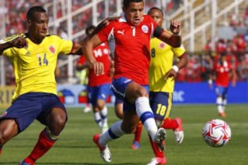 Futbol, Chile vs Colombia. 
Eliminatorias a Brasil 2014. 
El jugador de Chile Alexis Sanchez, derecha, disputa el balon contra Luis Perea de Colombia durante el partido jugado por las eliminatorias a Brasil 2014 jugado en el estadio Monumental.
Santiago, Chile. 