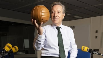 I&ntilde;aki Gabilondo, posando para AS en los estudios de la Cadena SER en la madrile&ntilde;a Gran V&iacute;a. 