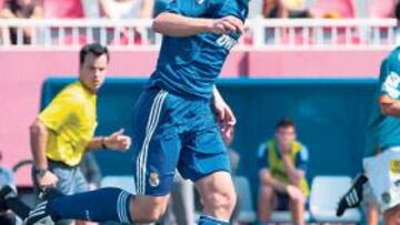 <b>CONTROL. </b>Mateos, con una máscara protectora, traslada el balón.