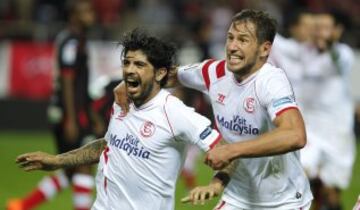 El centrocampista argentino del Sevilla Ever Banega celebra la consecución del segundo gol de su equipo ante el Granada, en partido de la decimotercera jornada de la liga en Primera División que se disputa esta tarde en el estadio Ramón Sánchez Pizjuan. 